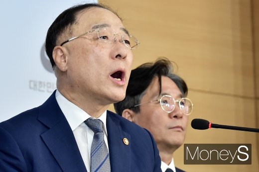 [머니S포토] 정부 입장 발표하는 홍남기 부총리