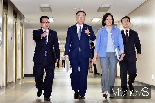 [머니S포토] 경제부처 수장, 일본 백색국가 배제에 총출동