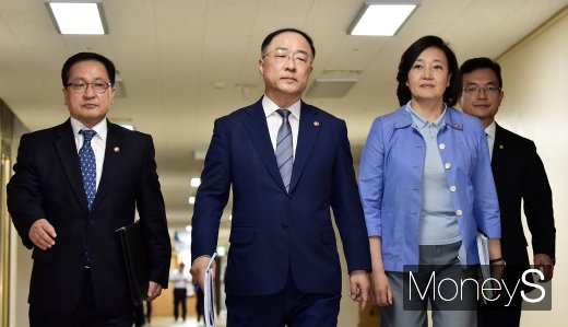 [머니S포토] 브리핑실 향하는 경제부처 장관들