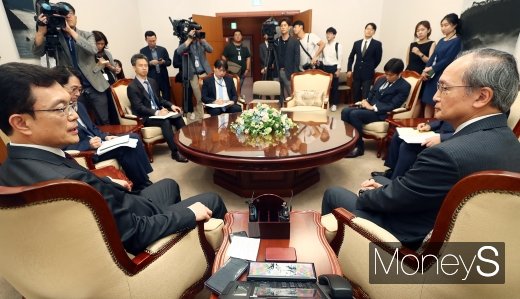 [머니S포토] 일 대사 외교부 초치, 정부 측 입장 경청