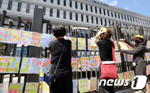 부산 해운대고 학부모들이 지난달 29일 정부세종청사에서 교육부에 부산시교육청의 자사고 지정 취소 결정에 대해 부동의할 것을 요구하며 메시지를 붙이고 있다. /사진=뉴스1