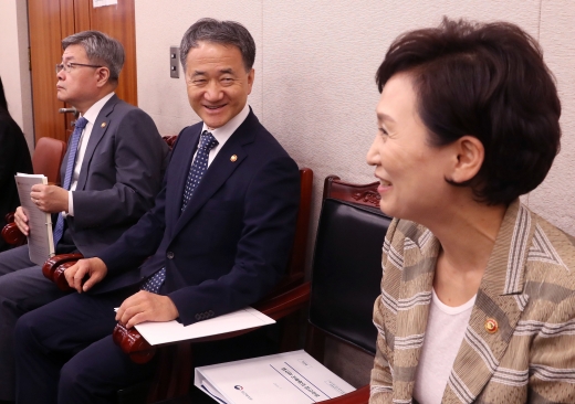  박능후 보건복지부 장관과 김현미 국토교통부 장관이 31일 오후 서울 여의도 국회에서 열린 법제사법위원회 전체회의에서 대화하고 있다. /사진=홍봉진 기자