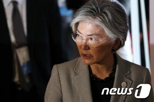 한미일 외교장관 회담을 마친 강경화 장관이 브리핑을 하기 위해 2일 오후(현지시간) 태국 방콕 센타라 그랜드호텔 미디어센터로 들어서고 있다. /사진=뉴스1