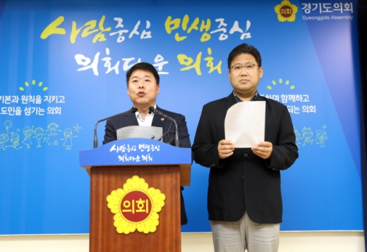 경기도의회 더불어민주당 대변인단은 2일 오후 도의회 브리핑룸에서 기자회견을 하고 있다. /사진제공=경기도의회