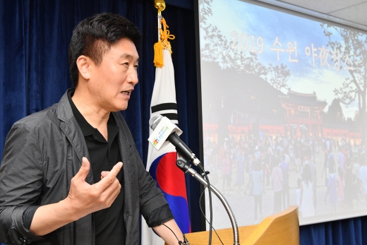 길영배 수원시 문화체육교육국장이 1일 시청 브리핑룸에서 시정브리핑을 열고 '수원 문화재 야행' 등에 대해 설명하고 있다. / 사진제공=수원시 