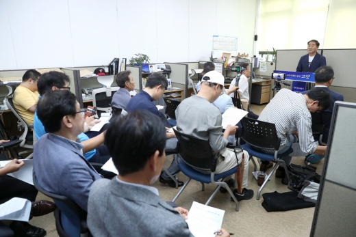 기자회견 하는 고양시 김용섭 도시균형개발국장. / 사진제공=고양시
