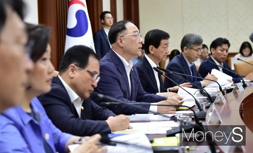 [머니S포토] 홍남기 부총리, 일본 수출규제 대응 관계장관회의 주재