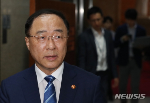 홍남기 “100개 소재·부품 전략품목 집중투자 5년 내 공급 안정” (속보)