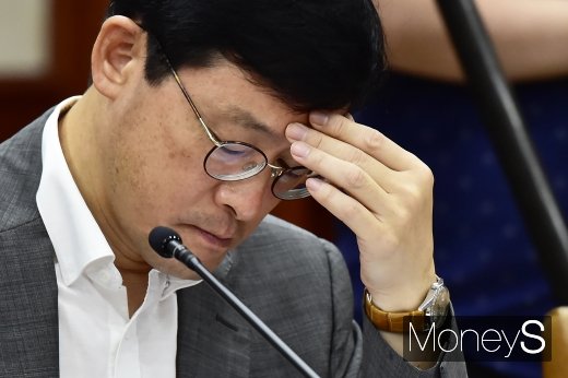[머니S포토] 일본 수출규제 대응 관련 고심하는 이호승 수석