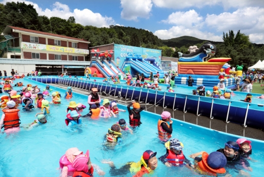 용인시 옛 경찰대 물놀이장에서 어린이들이 즐겁게 놀고 있다. / 사진제공=용인시 