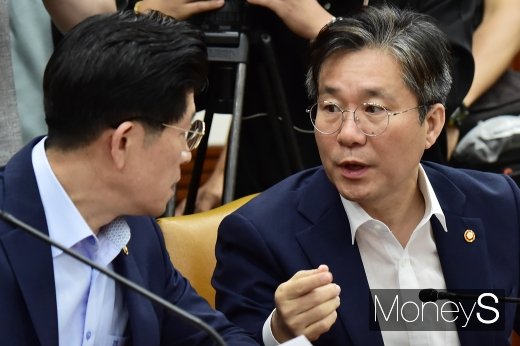 [머니S포토] 일본 수출규제 대응 관계장관회의서 의견 나누는 성윤모-노형욱
