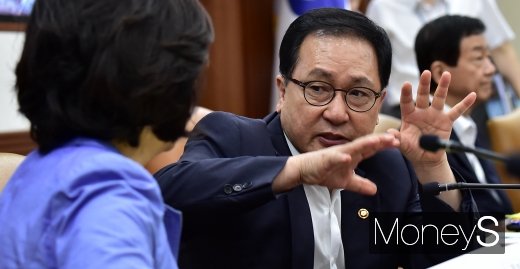 [머니S포토] 일 수출규제 대응 논의하는 유영민-박영선 장관