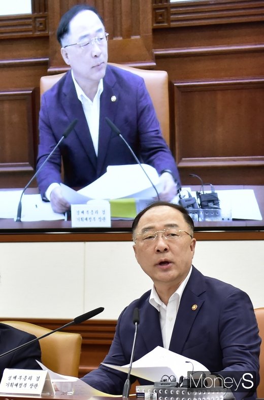[머니S포토] 일본 경제도발 대응 회의 주재하는 홍남기 부총리