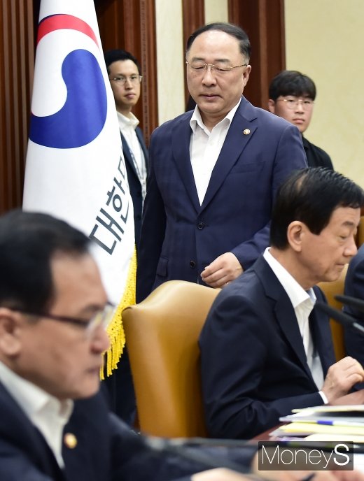 [머니S포토] 일본 경제도전 관계장관회의 참석하는 홍남기 부총리