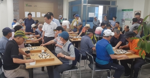 수원시 관내 무더위 쉼터를 방문한 시 관계자. / 사진제공=수원시