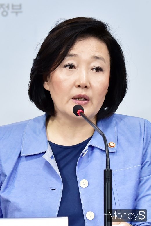 [머니S포토] 박영선 장관 