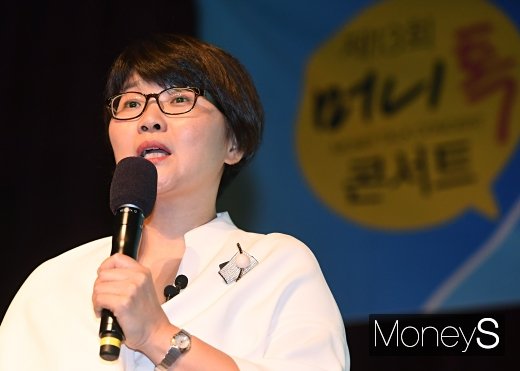 이춘란 오비스트 본부장이 5일 오후 서울 종로구 교보생명빌딩 23층 컨벤션홀에서 열린 '제13회 머니톡콘서트'에서 강의를 하고 있다./사진=장동규 기자