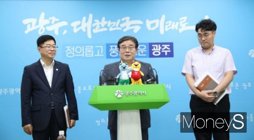 이병훈 광주광역시 문화경제부시장이 5일 광주시청 브리핑룸에서 기자회견을 열고 "8월 중 광주형 자동차 공장 합작법인 설립 후 연내 착공할 계획으로 차질없이 진행될 것"이라고 밝혔다./사진제공=광주광역시