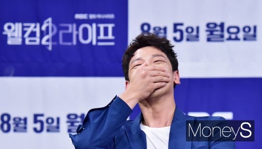 [머니S포토] 웃음 가득 정지훈, 배꼽 빠질듯 대폭소