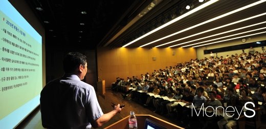 곽창석 도시와공간 대표가  5일 오후 서울 종로구 교보생명빌딩 23층 컨벤션홀에서 열린 '제13회 머니톡콘서트'에서 강연을 하고 있다./사진=장동규 기자