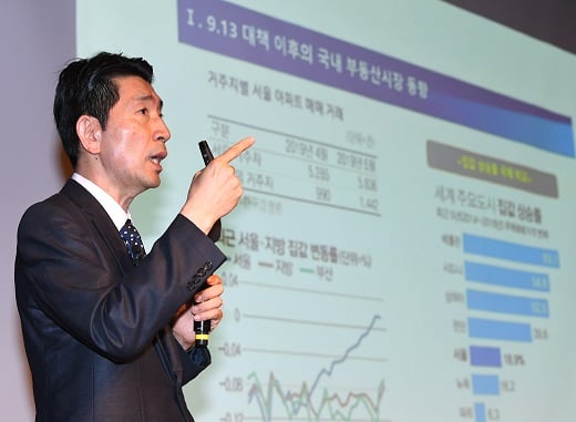 두성규 한국건설산업연구윈 선임연구위원이 5일 오후 서울 종로구 교보생명빌딩 23층 컨벤션홀에서 열린 '제13회 머니톡콘서트'에서 강의를 하고 있다./사진=장동규 기자