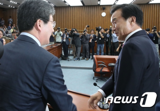 손학규 바른미래당 대표(오늘쪽)와 유승민 의원이 지난 6월8일 서울 여의도 국회에서 열린 의원총회에서 만나 인사를 나누고 있다. /사진=뉴스1