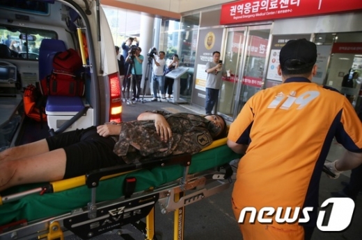 실종 11일 만에 극적으로 구조된 조은누리양(14)이 지난 2일 들것에 실려 충북 청주시 충북대학교 병원으로 들어가고 있다. /사진=뉴스1