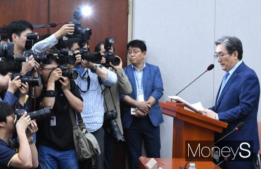[머니S포토] 노영민 비서실장, 청와대 업무보고