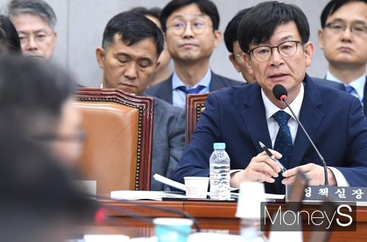 [머니S포토] 답변하는 김상조 정책실장
