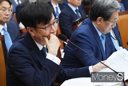 [머니S포토] 김상조 정책실장 '굳은 표정'