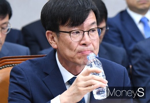 [머니S포토] 물 마시는 김상조 정책실장