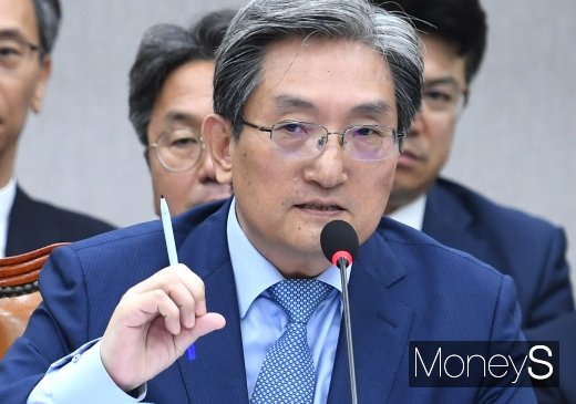 노영민 대통령 비서실장이 6일 오전 서울 여의도 국회에서 열린 운영위원회 전체회의에서 의원들의 질문에 답하고 있다. /사진=장동규 기자