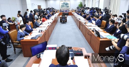 노영민 청와대 비서실장(가운데)과 김상조 정책실장, 김현종 국가안보실 차장이 6일 오전 서울 여의도 국회에서 열린 운영위원회 전체회의에서 의원들의 질문에 답하고 있다. /사진=장동규 기자