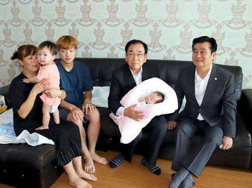 오기채씨와 임혜선씨의 열번째 아이를 김준성 영광수가  안고 있다./사진제공=영광군