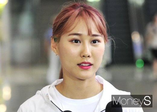 [머니S포토] 출국 전 인터뷰 하는 사솔 선수