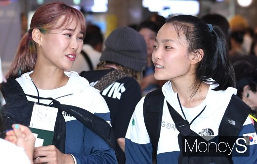 [머니S포토] 출국 전 대화하는 사솔·서채현