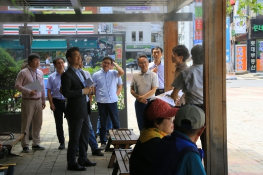6일 김종천 과천시장이 폭염 속 공사 현장 찾아 의견을 듣고 있다. / 사진제공=과천시