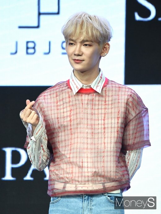 [머니S포토] JBJ95 켄타 '여심저격 하트'