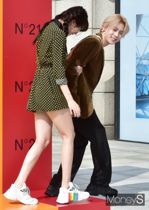 [머니S포토] 공식커플 현아-이던, 무더위 무색 손 꼭 잡고