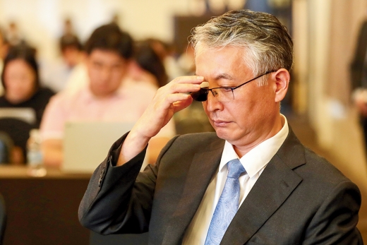 지난 4일 서울 여의도 CCMM빌딩에서 열린 신라젠 긴급 간담회에서 안경을 고쳐쓰고 있는 문은상 신라젠 대표. /사진=머니투데이 이기범 기자