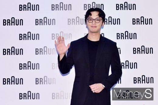 [머니S포토] 변요한, 훈훈한 손 인사와 함께