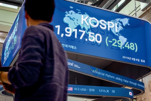 지난 6일 서울 영등포구 한국거래소 본관 로비에 코스피 지수가 전일 대비 29.48포인트(1.51%) 내린 1917.50을 나타내고 있다. /사진=뉴스1 DB