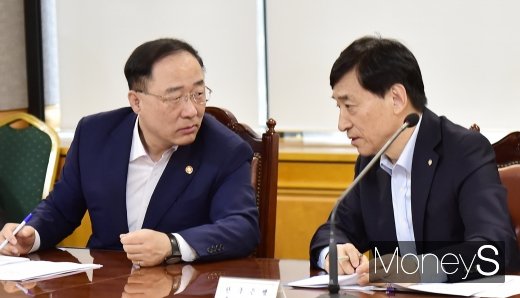 [머니S포토] 거시경제금융회의, 의견 나누는 홍남기-이주열
