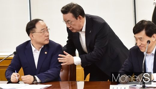 [머니S포토] 거시경제금융회의 들른 김태영 은행연합회장