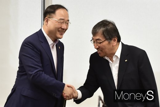 [머니S포토] 거시경제금융회의, 인사 나누는 홍남기-윤석헌