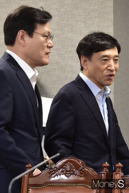 [머니S포토] 거시경제금융회의, 대화 나누는 이주열-최종구