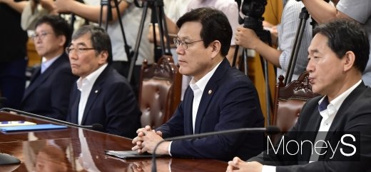 [머니S포토] 부총리 발언 듣는 금융위-금감원 수장