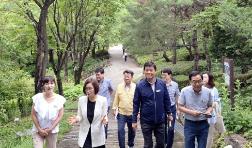 은행식물원을 둘러보고 있는 은수미 성남시장(앞줄 왼쪽에서 두번째). 사진제공=성남시