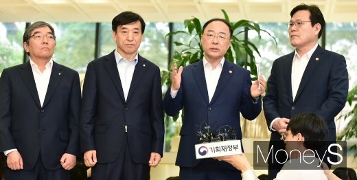 ▲ 윤석헌 금융감독원장(왼쪽부터), 이주열 한국은행 총재, 홍남기 경제부총리 겸 기획재정부 장관, 최종구 금융위원장.