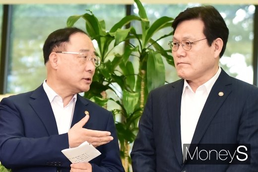 [머니S포토] 금융위원회 입장 물어보는 홍남기 경제부총리